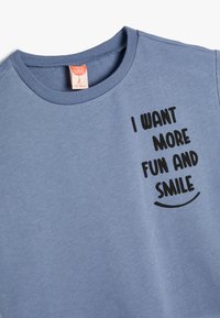 Koton SLOGAN SHORT SLEEVE CREW NECK - Printtipaita - blue