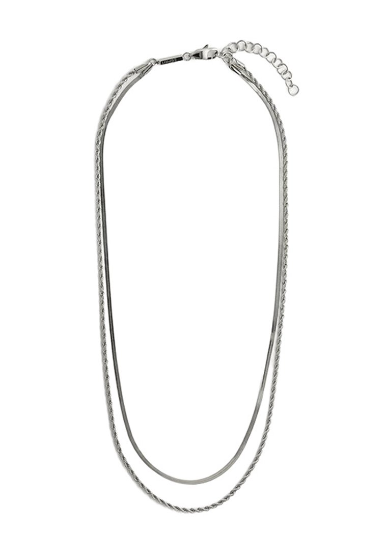 Collana in tono argento con due fili, uno liscio e l'altro attorcigliato. Presenta un gancio a moschettone e una catena regolabile per la lunghezza.