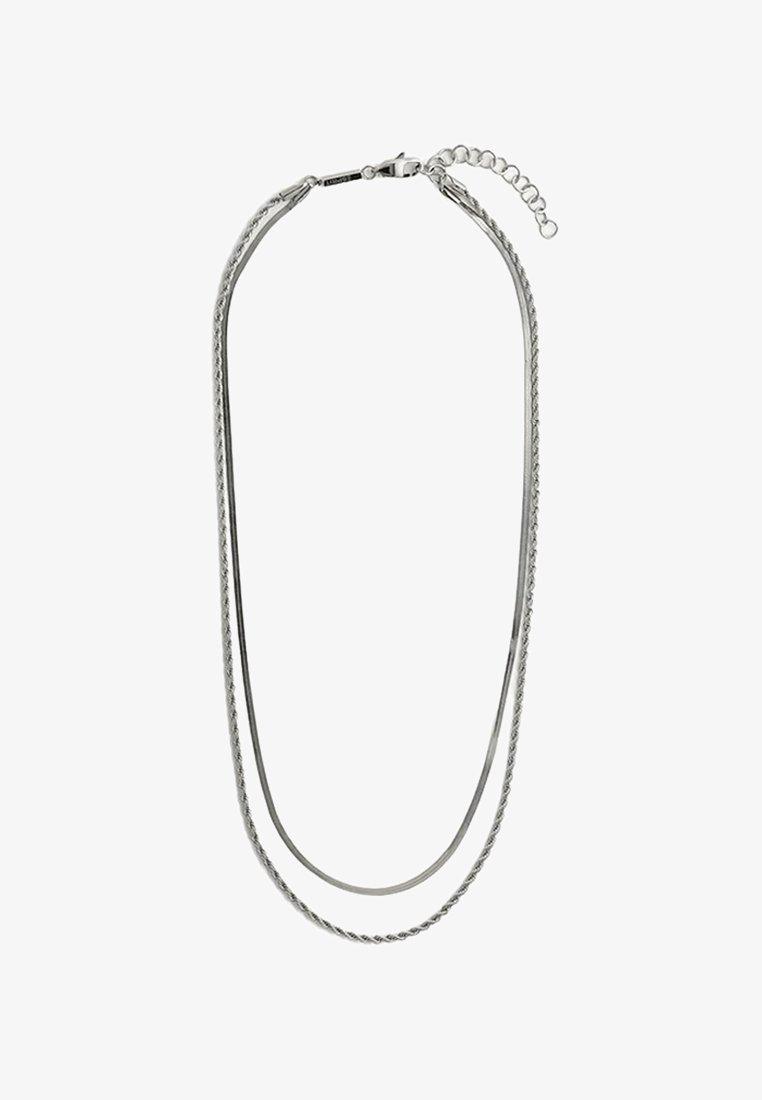 Collana in tono argento con due fili, uno liscio e l'altro attorcigliato. Presenta un gancio a moschettone e una catena regolabile per la lunghezza.