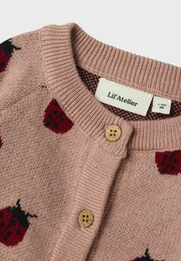 Rosa gestrickte Strickjacke mit Marienkäfermotiven, Rundhalsausschnitt und Holzknopfverschluss. Weiche Textur und gerippte Bündchen. Markenschild sichtbar.