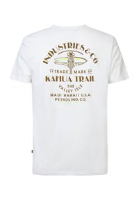 Bílý bavlněný tričko s vintage-style grafikou, která zahrnuje surfovací prkno a text v hnědé a zelené barvě, uvádějící "Kahua Trail."