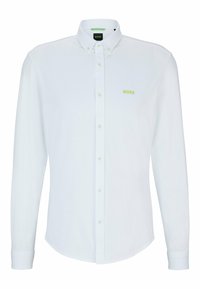 Camicia bianca a maniche lunghe con colletto abbottonato, logo "BOSS" verde sul petto e bottoni verde chiaro. Tessuto di cotone liscio.