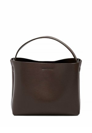 Bolso de cuero marrón oscuro con un asa curva única y textura suave, mostrado sobre un fondo blanco liso.