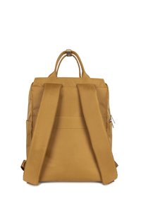 Sac à dos marron en tissu durable avec des bretelles réglables, une poignée supérieure et des poches latérales. Présente une texture lisse et un design simple.