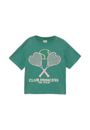 Turkusowa koszula z krótkim rękawem z przekrzyżowanymi różowymi rakietami tenisowymi w kształcie serca, żółtą piłką tenisową oraz napisem "CLUB PRINCESS TIME TO PLAY" na przodzie.