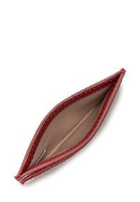 Portafoglio in pelle rossa con texture liscia, dotato di chiusura con zip e cuciture a contrasto, che mostra un interno aperto in marrone chiaro.