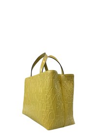 Borsa a tracolla gialla con texture, caratterizzata da un design del logo in rilievo, forma rettangolare rigida e doppi manici superiori per una facile trasportabilità.