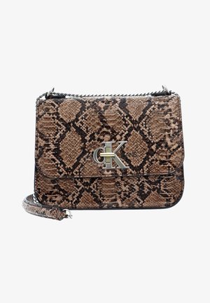 Braune Crossbody-Tasche mit Schlangenhautmuster, silberfarbenen Beschlägen und Kettenriemen. Verfügt über eine Vorderklappe und ein geprägtes Logodetail. Strukturierte Oberfläche.