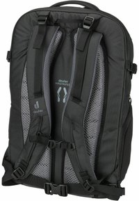 Mochila negra con un panel posterior acolchado y detalles de malla, que cuenta con correas ajustables y doble hebilla para un cierre seguro.