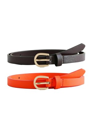 Zestaw dwóch cienkich skórzanych pasków, jeden ciemnobrązowy, a drugi jaskrawy pomarańczowy, każdy z zaokrągloną złotą sprzączką.