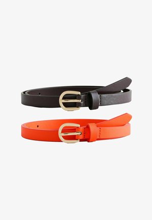 Set aus zwei schmalen Ledergürteln, einem dunkelbraunen und einem leuchtend orangefarbenen, jeweils mit einer goldfarbenen, abgerundeten Schnalle.