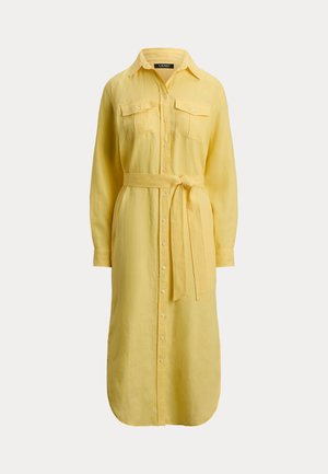 Robe jaune à manches longues avec boutons, col, deux poches poitrine et ceinture assortie à nouer à la taille, présentée sur un fond neutre.
