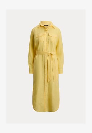 Rochie galbenă cu mâneci lungi, nasturi pe față, guler, două buzunare la piept și curea în talie asortată, expusă pe un fundal neutru.