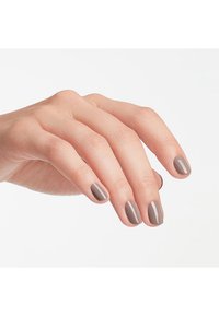 Lichtbruine nagellak op keurig verzorgde vingers. De hand toont een natuurlijke vorm met een elegante uitstraling. Gladde afwerking, neutrale kleur.