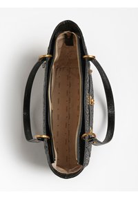 Sac à main noir en matériau synthétique texturé avec quincaillerie dorée, fermeture éclair et intérieur beige arborant un motif de logo de la marque.