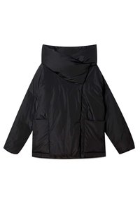 Sort pufferjakke med høj krave, asymmetrisk design og to forlommer. Har en glat, blank tekstur og bredeærmer.