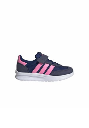 Chaussure de sport bleu marine avec des accents roses, dotée d'une sangle Velcro, d'une tige en mesh et d'une semelle blanche avec des détails texturés.