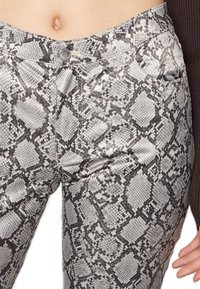 Dżinsy w wężowy wzór z szaro-czarnym deseniem, pięcioma kieszeniami, zapięciem na guzik oraz dopasowanym krojem.