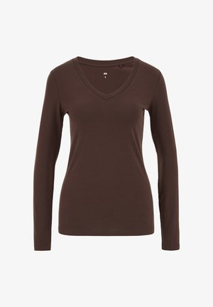 Pruuni pika varrukaga V-kaelusega särk, valmistatud pehmest kangast. Omaduseks on vormis lõige, sile pind ning nähtamatud mustrid või kaunistused.