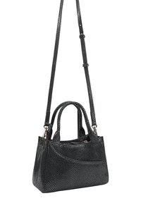 Sac à main noir avec un motif en maille texturée, des poignées doubles et une bandoulière amovible. Dispose d'une poche avant courbée et d'une fermeture éclair.