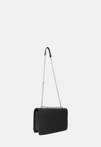 Borsa a tracolla nera in pelle con forma rettangolare, tracolla in catena argentata e dettagli in rilievo sul lato. Texture liscia e design minimalista.