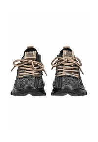 Sneaker nere e grigie con tomaia testurizzata, lacci beige, colletto imbottito e una suola nera spessa con un motivo a onda.