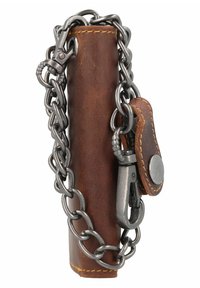 Bruine leren portemonnee met een zilveren metalen ketting, clip en een drukknoopsluiting, afgewerkt met gele stiknaad langs de rand.