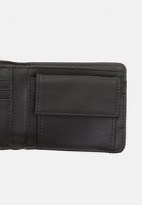 Interior de portofel din piele neagră cu sloturi pentru carduri și un buzunar plat. Textură netedă, cusături detaliate și design minimalist.