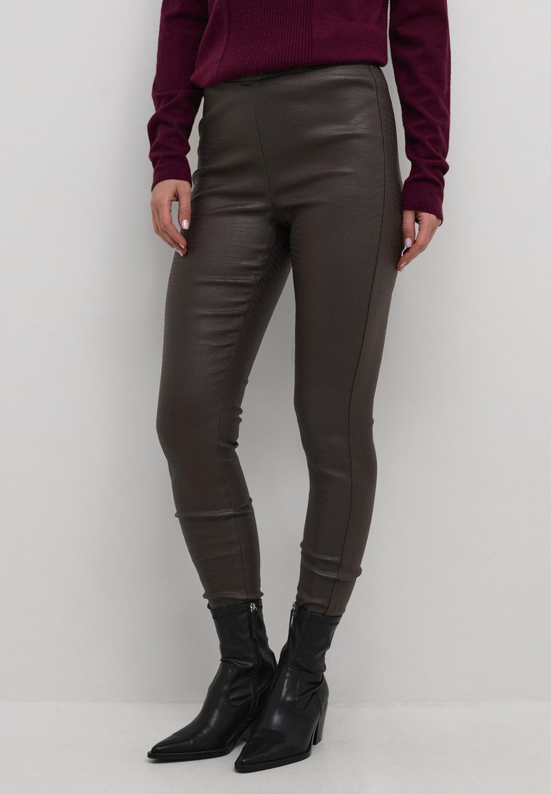 Cream CRTABEA - Leren broek - chocolate plum crocodile