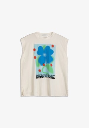 T-shirt sans manches blanc avec un grand motif de fleur bleue et des points rouges, avec le texte "Every summer has a story BOBO CHOSES" sur le devant.