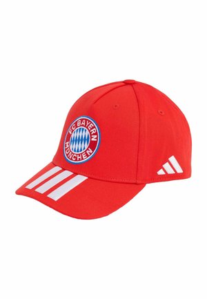 Crvena baseball kapa s logom FC Bayern München sprijeda, tri bijele pruge na viziru i bijeli Adidas logo sa strane.