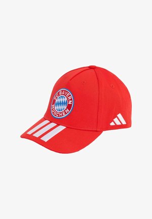 Gorra de béisbol roja con el logo del FC Bayern München en la parte frontal, tres rayas blancas en la visera y logo blanco de Adidas en el lateral.