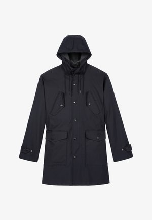 Donker marineblauwe waterdichte jas met een capuchon, voorzien van twee borstzakken en twee lagere klepzakken, verstelbare manchetten en een gladde textuur.