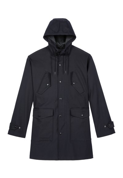 Donker marineblauwe waterdichte jas met een capuchon, voorzien van twee borstzakken en twee lagere klepzakken, verstelbare manchetten en een gladde textuur.