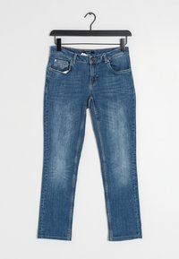 Vaqueros de mezclilla azul con un diseño de pierna recta, estilo de cinco bolsillos y áreas desgastadas. La cintura incluye pasadores para el cinturón y un cierre de botón.