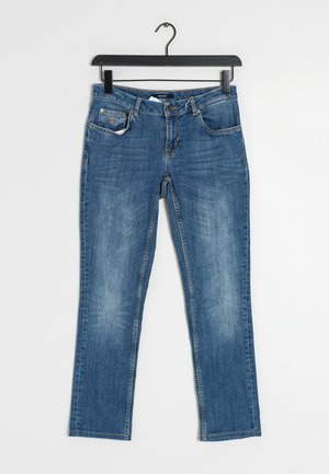 Vaqueros de mezclilla azul con un diseño de pierna recta, estilo de cinco bolsillos y áreas desgastadas. La cintura incluye pasadores para el cinturón y un cierre de botón.