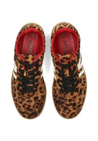Zapatillas con estampado de leopardo, con cordones negros, rayas blancas y un forro interior rojo. Presentan una superficie texturizada y un cuello acolchado.