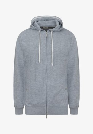 Hellgraue gestrickte Kapuzenjacke zum Zuziehen mit vertikalem Rippenmuster, weißen Kordeln und Seitentaschen mit Druckknöpfen.