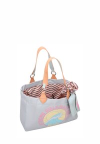 Grijze totebag met lichtoranje handvatten, roze en grijze chevron voering, voorop een grafische tekst "STERKE MEISJES MAKEN GOLVEN," en een bijpassende accent.