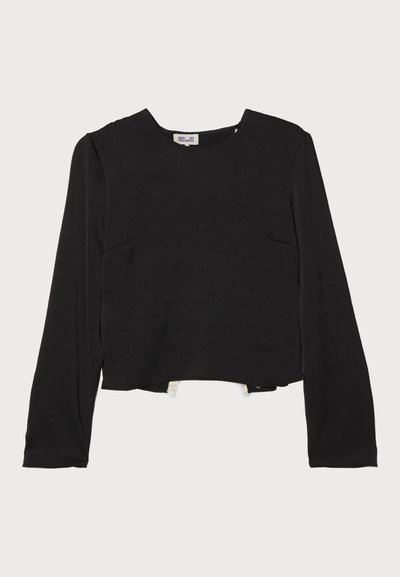 Μαύρη μπλούζα με μακρύ μανίκι, στρογγυλή λαιμόκοψη, υφή ύφασμα, ζιβάγκο, και διακριτές ραφές, με πλαινές τσέπες για πρόσθετη λεπτομέρεια.