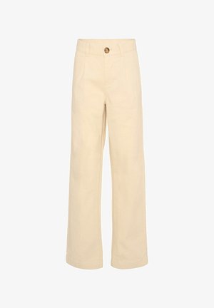 Beżowe spodnie o szerokich nogawkach i wysokim stanie, z plisami z przodu, szlufkami na pasek oraz pojedynczym brązowym guzikiem do zapinania.