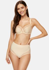 Nagi biustonosz z drucikami, przezroczystymi panelami i regulowanymi ramiączkami. Dopasowane majtki o wysokim stanie z gładkiego materiału z przezroczystymi akcentami.