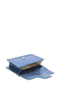 Portafoglio in pelle blu con finitura lucida, dotato di chiusura a scatto dorata, aperto per rivelare un interno beige con slot per schede e un compartimento per le banconote.