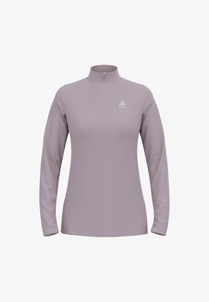 Hellblau-langes Shirt mit einem Viertel-Reißverschluss-Kragen, aus weichem Material und mit einem Logo auf der linken Brust. Sauberes Design, ohne Muster.