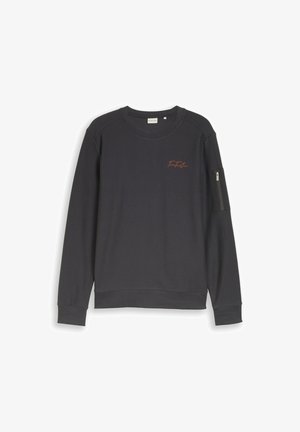 Schwarzer Langarm-Pullover mit Rundhalsausschnitt, kleinem roten Logo auf der Brust und Reißverschlusstasche am linken oberen Ärmel, flach auf weißem Hintergrund dargestellt.