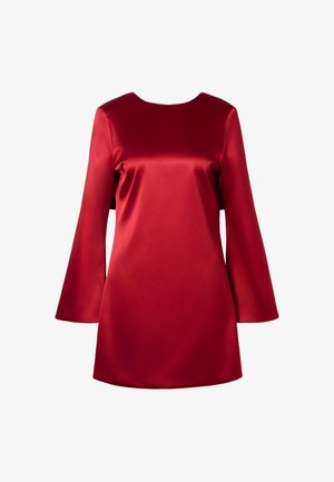 Czerwona satynowa sukienka z okrągłym dekoltem, długimi rozkloszowanymi rękawami i prostym krojem. Gładka faktura z błyszczącym wykończeniem.