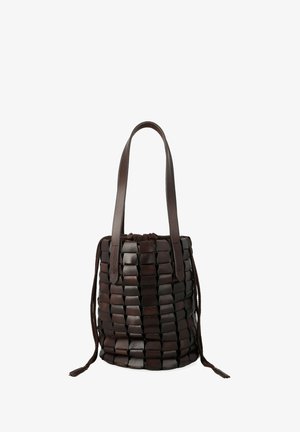 Borsa a secchiello in pelle marrone con design intrecciato, due manici resistenti e chiusura con cordoncino. Presenta una superficie tessurizzata e un aspetto morbido.