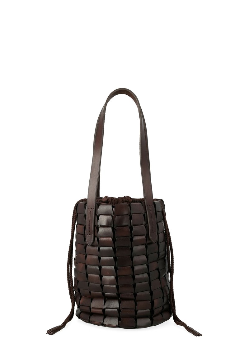 Borsa a secchiello in pelle marrone con design intrecciato, due manici resistenti e chiusura con cordoncino. Presenta una superficie tessurizzata e un aspetto morbido.