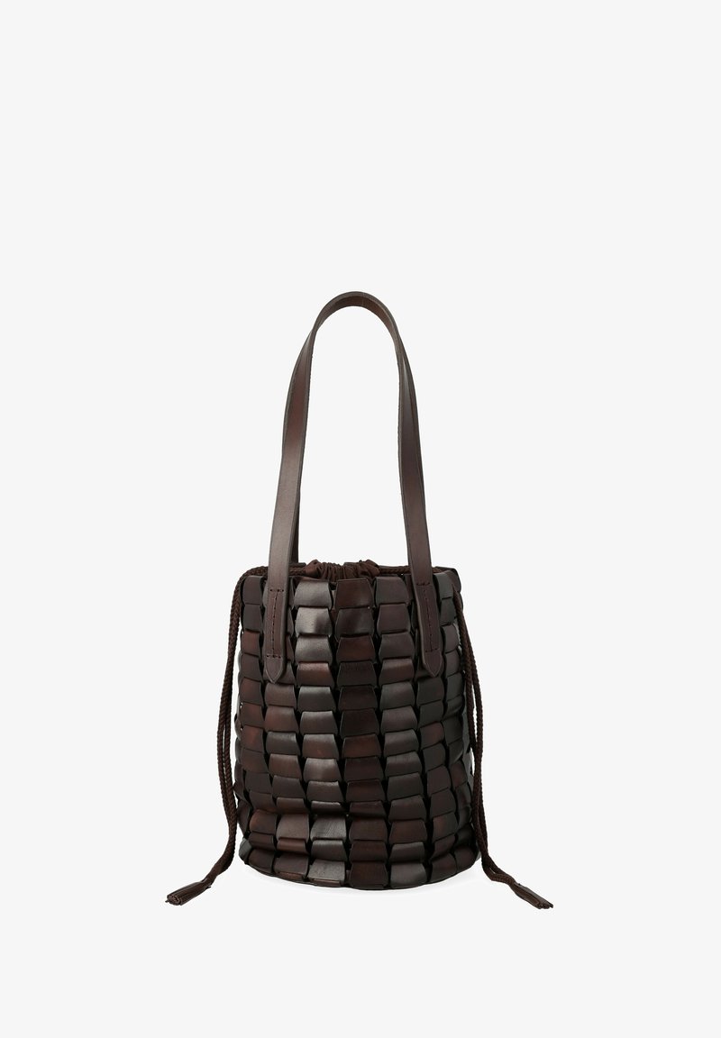 Borsa a secchiello in pelle marrone con design intrecciato, due manici resistenti e chiusura con cordoncino. Presenta una superficie tessurizzata e un aspetto morbido.