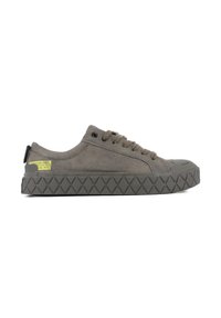 Sneakers in suede grigio con suola in gomma testurizzata, caratterizzati da un motivo a diamante, lacci tondi e un piccolo etichetta gialla sul lato.